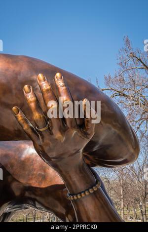 Boston, Massachusetts, USA-21. März 2023: Die Skulptur Embrace im Boston Common zu Ehren von Dr. Martin Luther King und seiner Frau Coretta Scott King. Stockfoto