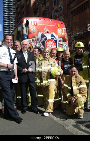 Der ehemalige australische Premierminister John Howard verabschiedet sich von den australischen Feuerwehrleuten, die in die USA reisen, um sich den amerikanischen Feuerwehrleuten auf dem „Tour of Duty“-Jogging von LA nach New York anzuschließen. Der Lauf beginnt am 12. August in LA und kommt am 11. September in New York City an. Er erinnert an die Rettungskräfte, die während der Angriffe vom 11. September auf das Welthandelszentrum im Jahr 2001 im Dienst getötet wurden. Sydney, Australien - 09.08.10 Stockfoto