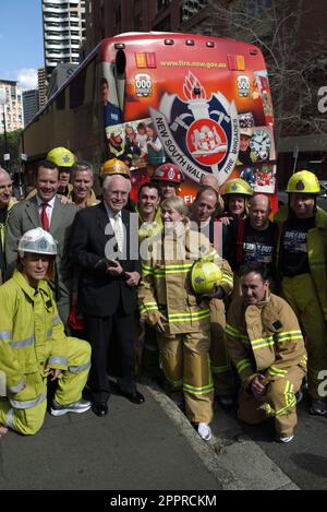 Der ehemalige australische Premierminister John Howard verabschiedet sich von den australischen Feuerwehrleuten, die in die USA reisen, um sich den amerikanischen Feuerwehrleuten auf dem „Tour of Duty“-Jogging von LA nach New York anzuschließen. Der Lauf beginnt am 12. August in LA und kommt am 11. September in New York City an. Er erinnert an die Rettungskräfte, die während der Angriffe vom 11. September auf das Welthandelszentrum im Jahr 2001 im Dienst getötet wurden. Sydney, Australien - 09.08.10 Stockfoto