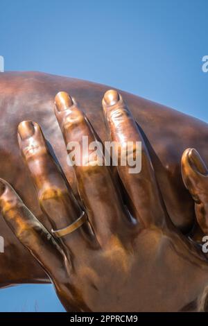 Boston, Massachusetts, USA-21. März 2023: Die Skulptur Embrace im Boston Common zu Ehren von Dr. Martin Luther King und seiner Frau Coretta Scott King. Stockfoto