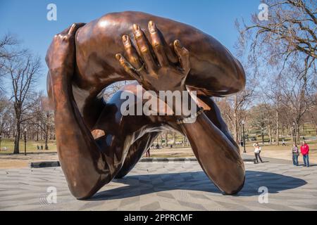 Boston, Massachusetts, USA-21. März 2023: Die Skulptur Embrace im Boston Common zu Ehren von Dr. Martin Luther King und seiner Frau Coretta Scott King. Stockfoto
