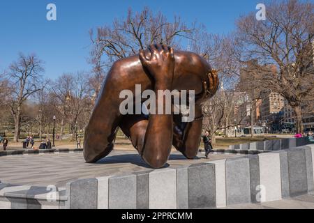 Boston, Massachusetts, USA-21. März 2023: Die Skulptur Embrace im Boston Common zu Ehren von Dr. Martin Luther King und seiner Frau Coretta Scott King. Stockfoto