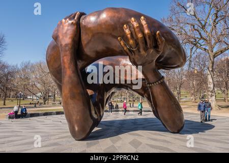 Boston, Massachusetts, USA-21. März 2023: Die Skulptur Embrace im Boston Common zu Ehren von Dr. Martin Luther King und seiner Frau Coretta Scott King. Stockfoto