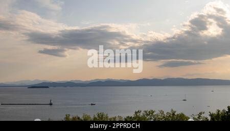 Vergnügungsboote auf dem Lake Champlain in der Nähe von Burlinton, VT Stockfoto