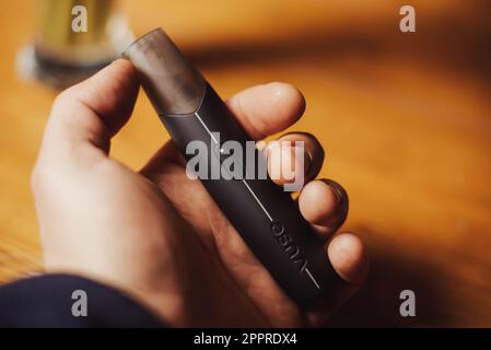 Caene, Frankreich - 03. März 2023: Vuse for smoking electronic device in Male Hand. Stockfoto