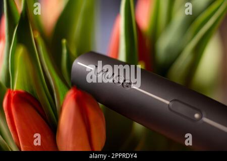 Caene, Frankreich - 03. März 2023: Vuse for smoking electronic device on a bouquet of flowers. Stockfoto