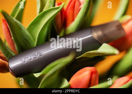 Caene, Frankreich - 03. März 2023: Vuse for smoking electronic device on a bouquet of flowers. Stockfoto