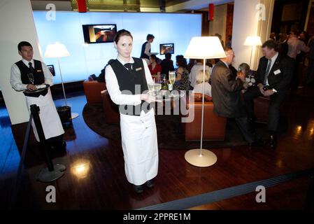 Die Vielflieger von Singapore Airlines nehmen an einer VIP-Party im Customs House Teil, wo sie die Möglichkeit erhalten, eine speziell angefertigte Anlage zu inspizieren, in der sich eine Probe des Innenraums des neuen Flugzeugs Singapore Airlines A380 befindet, und an einer Verlosung teilzunehmen, um Rückflüge von Sydney nach London über Singapur zu gewinnen Im Jahr 2008. Circular Quay, Sydney, Australien. 01.11.07. Stockfoto