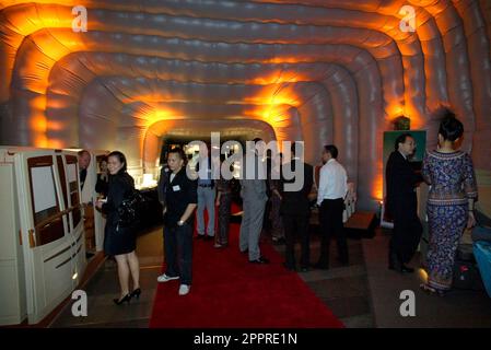 Die Vielflieger von Singapore Airlines nehmen an einer VIP-Party im Customs House Teil, wo sie die Möglichkeit erhalten, eine speziell angefertigte Anlage zu inspizieren, in der sich eine Probe des Innenraums des neuen Flugzeugs Singapore Airlines A380 befindet, und an einer Verlosung teilzunehmen, um Rückflüge von Sydney nach London über Singapur zu gewinnen Im Jahr 2008. Circular Quay, Sydney, Australien. 01.11.07. Stockfoto