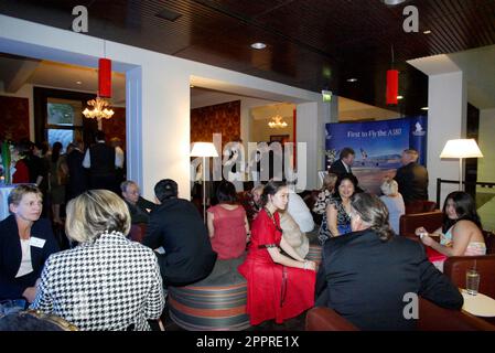 Die Vielflieger von Singapore Airlines nehmen an einer VIP-Party im Customs House Teil, wo sie die Möglichkeit erhalten, eine speziell angefertigte Anlage zu inspizieren, in der sich eine Probe des Innenraums des neuen Flugzeugs Singapore Airlines A380 befindet, und an einer Verlosung teilzunehmen, um Rückflüge von Sydney nach London über Singapur zu gewinnen Im Jahr 2008. Circular Quay, Sydney, Australien. 01.11.07. Stockfoto