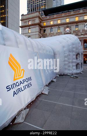 Die Vielflieger von Singapore Airlines nehmen an einer VIP-Party im Customs House Teil, wo sie die Möglichkeit erhalten, eine speziell angefertigte Anlage zu inspizieren, in der sich eine Probe des Innenraums des neuen Flugzeugs Singapore Airlines A380 befindet, und an einer Verlosung teilzunehmen, um Rückflüge von Sydney nach London über Singapur zu gewinnen Im Jahr 2008. Circular Quay, Sydney, Australien. 01.11.07. Stockfoto