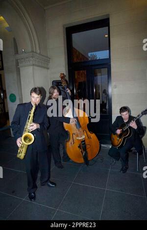 Die Vielflieger von Singapore Airlines nehmen an einer VIP-Party im Customs House Teil, wo sie die Möglichkeit erhalten, eine speziell angefertigte Anlage zu inspizieren, in der sich eine Probe des Innenraums des neuen Flugzeugs Singapore Airlines A380 befindet, und an einer Verlosung teilzunehmen, um Rückflüge von Sydney nach London über Singapur zu gewinnen Im Jahr 2008. Circular Quay, Sydney, Australien. 01.11.07. Stockfoto