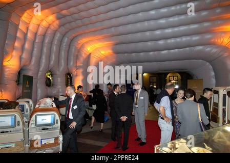 Die Vielflieger von Singapore Airlines nehmen an einer VIP-Party im Customs House Teil, wo sie die Möglichkeit erhalten, eine speziell angefertigte Anlage zu inspizieren, in der sich eine Probe des Innenraums des neuen Flugzeugs Singapore Airlines A380 befindet, und an einer Verlosung teilzunehmen, um Rückflüge von Sydney nach London über Singapur zu gewinnen Im Jahr 2008. Circular Quay, Sydney, Australien. 01.11.07. Stockfoto