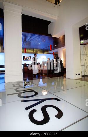 Die Vielflieger von Singapore Airlines nehmen an einer VIP-Party im Customs House Teil, wo sie die Möglichkeit erhalten, eine speziell angefertigte Anlage zu inspizieren, in der sich eine Probe des Innenraums des neuen Flugzeugs Singapore Airlines A380 befindet, und an einer Verlosung teilzunehmen, um Rückflüge von Sydney nach London über Singapur zu gewinnen Im Jahr 2008. Circular Quay, Sydney, Australien. 01.11.07. Stockfoto