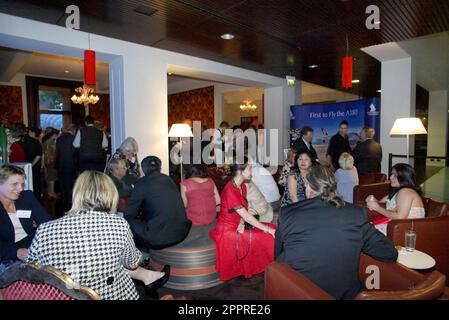 Die Vielflieger von Singapore Airlines nehmen an einer VIP-Party im Customs House Teil, wo sie die Möglichkeit erhalten, eine speziell angefertigte Anlage zu inspizieren, in der sich eine Probe des Innenraums des neuen Flugzeugs Singapore Airlines A380 befindet, und an einer Verlosung teilzunehmen, um Rückflüge von Sydney nach London über Singapur zu gewinnen Im Jahr 2008. Circular Quay, Sydney, Australien. 01.11.07. Stockfoto