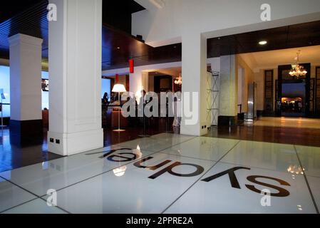 Die Vielflieger von Singapore Airlines nehmen an einer VIP-Party im Customs House Teil, wo sie die Möglichkeit erhalten, eine speziell angefertigte Anlage zu inspizieren, in der sich eine Probe des Innenraums des neuen Flugzeugs Singapore Airlines A380 befindet, und an einer Verlosung teilzunehmen, um Rückflüge von Sydney nach London über Singapur zu gewinnen Im Jahr 2008. Circular Quay, Sydney, Australien. 01.11.07. Stockfoto