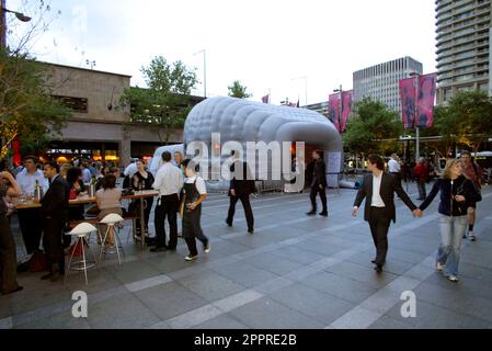 Die Vielflieger von Singapore Airlines nehmen an einer VIP-Party im Customs House Teil, wo sie die Möglichkeit erhalten, eine speziell angefertigte Anlage zu inspizieren, in der sich eine Probe des Innenraums des neuen Flugzeugs Singapore Airlines A380 befindet, und an einer Verlosung teilzunehmen, um Rückflüge von Sydney nach London über Singapur zu gewinnen Im Jahr 2008. Circular Quay, Sydney, Australien. 01.11.07. Stockfoto