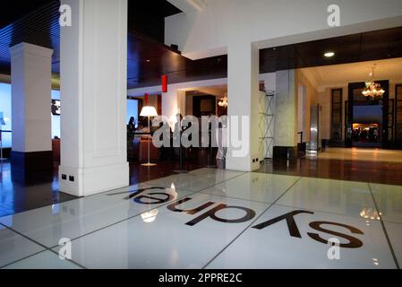 Die Vielflieger von Singapore Airlines nehmen an einer VIP-Party im Customs House Teil, wo sie die Möglichkeit erhalten, eine speziell angefertigte Anlage zu inspizieren, in der sich eine Probe des Innenraums des neuen Flugzeugs Singapore Airlines A380 befindet, und an einer Verlosung teilzunehmen, um Rückflüge von Sydney nach London über Singapur zu gewinnen Im Jahr 2008. Circular Quay, Sydney, Australien. 01.11.07. Stockfoto