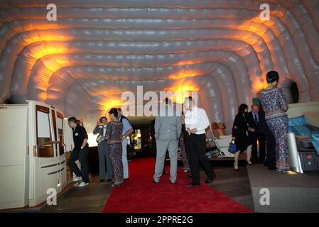 Die Vielflieger von Singapore Airlines nehmen an einer VIP-Party im Customs House Teil, wo sie die Möglichkeit erhalten, eine speziell angefertigte Anlage zu inspizieren, in der sich eine Probe des Innenraums des neuen Flugzeugs Singapore Airlines A380 befindet, und an einer Verlosung teilzunehmen, um Rückflüge von Sydney nach London über Singapur zu gewinnen Im Jahr 2008. Circular Quay, Sydney, Australien. 01.11.07. Stockfoto