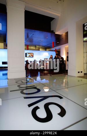 Die Vielflieger von Singapore Airlines nehmen an einer VIP-Party im Customs House Teil, wo sie die Möglichkeit erhalten, eine speziell angefertigte Anlage zu inspizieren, in der sich eine Probe des Innenraums des neuen Flugzeugs Singapore Airlines A380 befindet, und an einer Verlosung teilzunehmen, um Rückflüge von Sydney nach London über Singapur zu gewinnen Im Jahr 2008. Circular Quay, Sydney, Australien. 01.11.07. Stockfoto