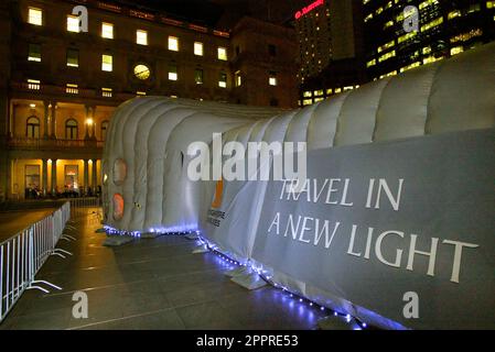 Die Vielflieger von Singapore Airlines nehmen an einer VIP-Party im Customs House Teil, wo sie die Möglichkeit erhalten, eine speziell angefertigte Anlage zu inspizieren, in der sich eine Probe des Innenraums des neuen Flugzeugs Singapore Airlines A380 befindet, und an einer Verlosung teilzunehmen, um Rückflüge von Sydney nach London über Singapur zu gewinnen Im Jahr 2008. Circular Quay, Sydney, Australien. 01.11.07. Stockfoto