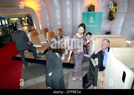 Die Vielflieger von Singapore Airlines nehmen an einer VIP-Party im Customs House Teil, wo sie die Möglichkeit erhalten, eine speziell angefertigte Anlage zu inspizieren, in der sich eine Probe des Innenraums des neuen Flugzeugs Singapore Airlines A380 befindet, und an einer Verlosung teilzunehmen, um Rückflüge von Sydney nach London über Singapur zu gewinnen Im Jahr 2008. Circular Quay, Sydney, Australien. 01.11.07. Stockfoto