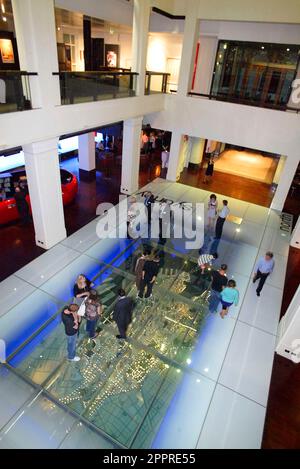 Die Vielflieger von Singapore Airlines nehmen an einer VIP-Party im Customs House Teil, wo sie die Möglichkeit erhalten, eine speziell angefertigte Anlage zu inspizieren, in der sich eine Probe des Innenraums des neuen Flugzeugs Singapore Airlines A380 befindet, und an einer Verlosung teilzunehmen, um Rückflüge von Sydney nach London über Singapur zu gewinnen Im Jahr 2008. Circular Quay, Sydney, Australien. 01.11.07. Stockfoto