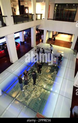 Die Vielflieger von Singapore Airlines nehmen an einer VIP-Party im Customs House Teil, wo sie die Möglichkeit erhalten, eine speziell angefertigte Anlage zu inspizieren, in der sich eine Probe des Innenraums des neuen Flugzeugs Singapore Airlines A380 befindet, und an einer Verlosung teilzunehmen, um Rückflüge von Sydney nach London über Singapur zu gewinnen Im Jahr 2008. Circular Quay, Sydney, Australien. 01.11.07. Stockfoto