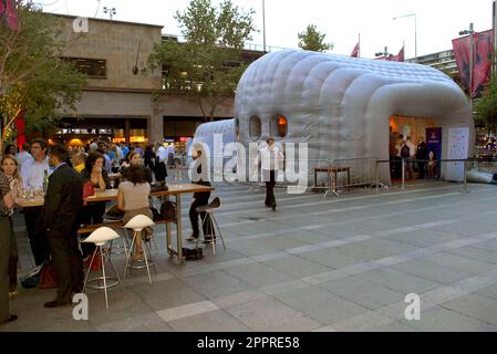 Die Vielflieger von Singapore Airlines nehmen an einer VIP-Party im Customs House Teil, wo sie die Möglichkeit erhalten, eine speziell angefertigte Anlage zu inspizieren, in der sich eine Probe des Innenraums des neuen Flugzeugs Singapore Airlines A380 befindet, und an einer Verlosung teilzunehmen, um Rückflüge von Sydney nach London über Singapur zu gewinnen Im Jahr 2008. Circular Quay, Sydney, Australien. 01.11.07. Stockfoto