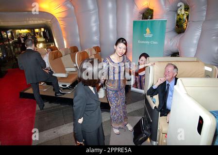 Die Vielflieger von Singapore Airlines nehmen an einer VIP-Party im Customs House Teil, wo sie die Möglichkeit erhalten, eine speziell angefertigte Anlage zu inspizieren, in der sich eine Probe des Innenraums des neuen Flugzeugs Singapore Airlines A380 befindet, und an einer Verlosung teilzunehmen, um Rückflüge von Sydney nach London über Singapur zu gewinnen Im Jahr 2008. Circular Quay, Sydney, Australien. 01.11.07. Stockfoto