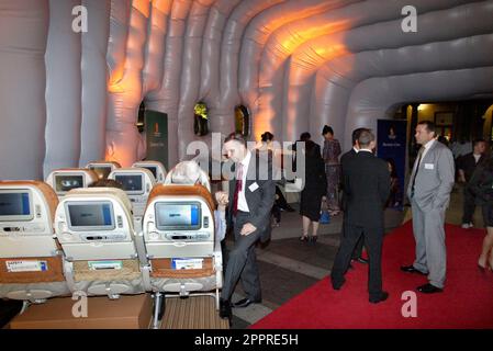 Die Vielflieger von Singapore Airlines nehmen an einer VIP-Party im Customs House Teil, wo sie die Möglichkeit erhalten, eine speziell angefertigte Anlage zu inspizieren, in der sich eine Probe des Innenraums des neuen Flugzeugs Singapore Airlines A380 befindet, und an einer Verlosung teilzunehmen, um Rückflüge von Sydney nach London über Singapur zu gewinnen Im Jahr 2008. Circular Quay, Sydney, Australien. 01.11.07. Stockfoto