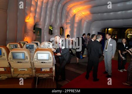 Die Vielflieger von Singapore Airlines nehmen an einer VIP-Party im Customs House Teil, wo sie die Möglichkeit erhalten, eine speziell angefertigte Anlage zu inspizieren, in der sich eine Probe des Innenraums des neuen Flugzeugs Singapore Airlines A380 befindet, und an einer Verlosung teilzunehmen, um Rückflüge von Sydney nach London über Singapur zu gewinnen Im Jahr 2008. Circular Quay, Sydney, Australien. 01.11.07. Stockfoto