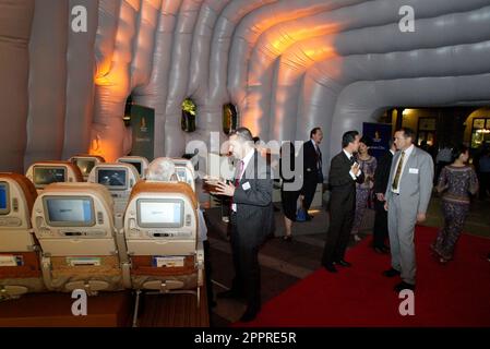 Die Vielflieger von Singapore Airlines nehmen an einer VIP-Party im Customs House Teil, wo sie die Möglichkeit erhalten, eine speziell angefertigte Anlage zu inspizieren, in der sich eine Probe des Innenraums des neuen Flugzeugs Singapore Airlines A380 befindet, und an einer Verlosung teilzunehmen, um Rückflüge von Sydney nach London über Singapur zu gewinnen Im Jahr 2008. Circular Quay, Sydney, Australien. 01.11.07. Stockfoto