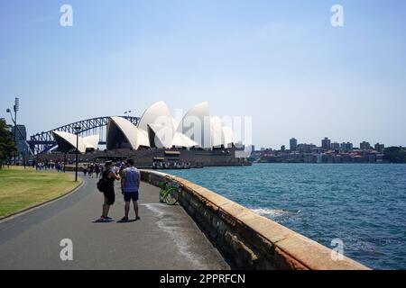 Sydney, NSW / Australien - 14/12/2019: Blick auf das Opernhaus vom königlichen botanischen Garten. Stockfoto