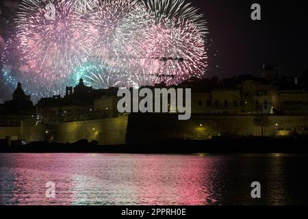 Valletta. 24. April 2023. Das Foto wurde am 24. April 2023 in Sliema aufgenommen und zeigt während des Malta International Fireworks Festival in Valletta, Malta, explodierende Feuerwerke. Das jährliche Feuerwerksfestival begann am Montag und dauert bis zum 30. April. Kredit: Jonathan Borg/Xinhua/Alamy Live News Stockfoto