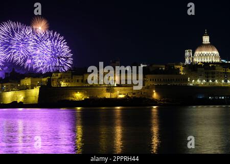 Valletta. 24. April 2023. Das Foto wurde am 24. April 2023 in Sliema aufgenommen und zeigt während des Malta International Fireworks Festival in Valletta, Malta, explodierende Feuerwerke. Das jährliche Feuerwerksfestival begann am Montag und dauert bis zum 30. April. Kredit: Jonathan Borg/Xinhua/Alamy Live News Stockfoto