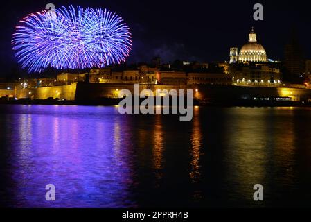 Valletta. 24. April 2023. Das Foto wurde am 24. April 2023 in Sliema aufgenommen und zeigt während des Malta International Fireworks Festival in Valletta, Malta, explodierende Feuerwerke. Das jährliche Feuerwerksfestival begann am Montag und dauert bis zum 30. April. Kredit: Jonathan Borg/Xinhua/Alamy Live News Stockfoto