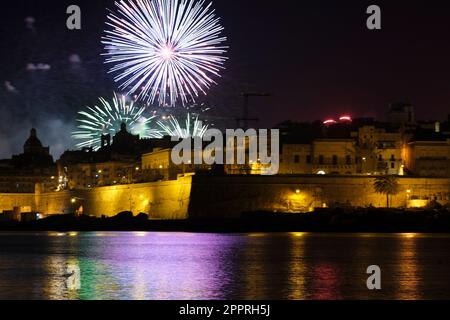 Valletta. 24. April 2023. Das Foto wurde am 24. April 2023 in Sliema aufgenommen und zeigt während des Malta International Fireworks Festival in Valletta, Malta, explodierende Feuerwerke. Das jährliche Feuerwerksfestival begann am Montag und dauert bis zum 30. April. Kredit: Jonathan Borg/Xinhua/Alamy Live News Stockfoto