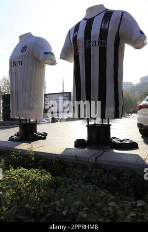 Fußballuniform vor dem Vodafone Stadium-Besiktas, Istanbul, Türkei Stockfoto