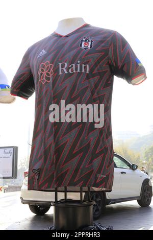 Fußballuniform vor dem Vodafone Stadium-Besiktas, Istanbul, Türkei Stockfoto