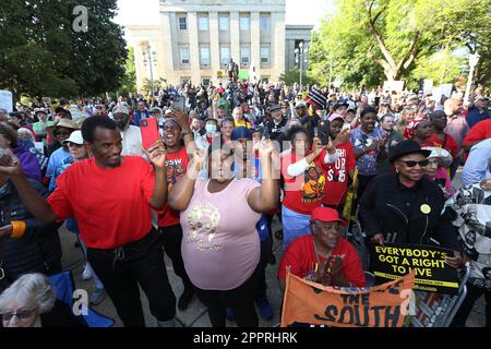 Raleigh, North Carolina, USA. 24. April 2023. Hunderte kamen ins North Carolina State Capitol, um am Montag ein zehnjähriges Jubiläum zu feiern und sich wieder zu engagieren. Moral Mondays sind Proteste, die ihren Ursprung in North Carolina haben und anderswo in den USA aufgetaucht sind. Der Versuch, die "˜Moral" im öffentlichen Bereich wiederherzustellen, begann als Reaktion auf Angriffe auf die verwundbarsten Bewohner des Staates. (Kreditbild: © Bob Karp/ZUMA Press Wire) NUR REDAKTIONELLE VERWENDUNG! Nicht für den kommerziellen GEBRAUCH! Kredit: ZUMA Press, Inc./Alamy Live News Stockfoto