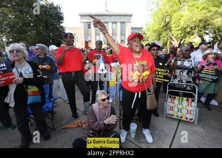 Raleigh, North Carolina, USA. 24. April 2023. Hunderte kamen ins North Carolina State Capitol, um am Montag ein zehnjähriges Jubiläum zu feiern und sich wieder zu engagieren. Moral Mondays sind Proteste, die ihren Ursprung in North Carolina haben und anderswo in den USA aufgetaucht sind. Der Versuch, die "˜Moral" im öffentlichen Bereich wiederherzustellen, begann als Reaktion auf Angriffe auf die verwundbarsten Bewohner des Staates. (Kreditbild: © Bob Karp/ZUMA Press Wire) NUR REDAKTIONELLE VERWENDUNG! Nicht für den kommerziellen GEBRAUCH! Kredit: ZUMA Press, Inc./Alamy Live News Stockfoto