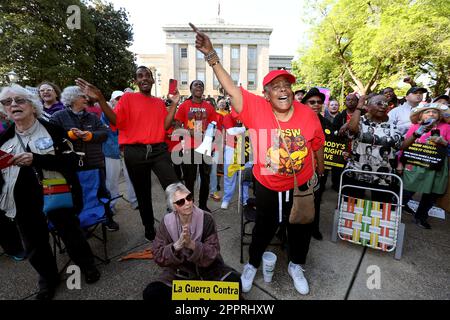 Raleigh, North Carolina, USA. 24. April 2023. Hunderte kamen ins North Carolina State Capitol, um am Montag ein zehnjähriges Jubiläum zu feiern und sich wieder zu engagieren. Moral Mondays sind Proteste, die ihren Ursprung in North Carolina haben und anderswo in den USA aufgetaucht sind. Der Versuch, die "˜Moral" im öffentlichen Bereich wiederherzustellen, begann als Reaktion auf Angriffe auf die verwundbarsten Bewohner des Staates. (Kreditbild: © Bob Karp/ZUMA Press Wire) NUR REDAKTIONELLE VERWENDUNG! Nicht für den kommerziellen GEBRAUCH! Kredit: ZUMA Press, Inc./Alamy Live News Stockfoto