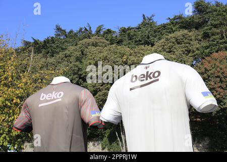 Fußballuniform vor dem Vodafone Stadium-Besiktas, Istanbul, Türkei Stockfoto