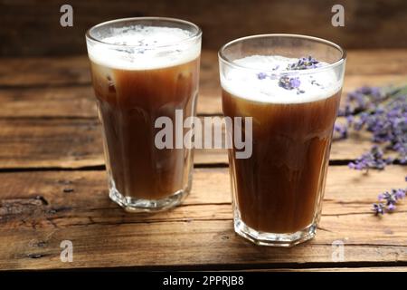 Köstlicher Kaffee mit Lavendel auf einem Holztisch Stockfoto