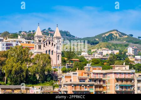 Blick auf Messina auf der Insel Sizilien, Italien. Kirche oder Heiligtum der Madonna di Montalto in Messina. Basilika auf dem Caperrina-Hügel Stockfoto