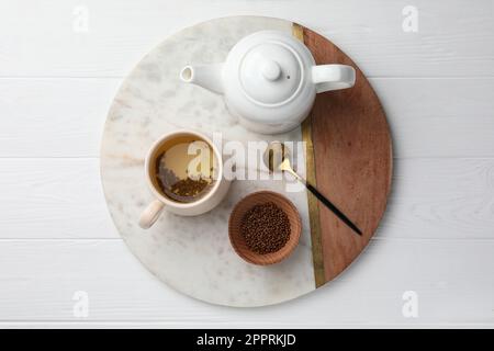 Frisch zubereiteter Buchweizentee serviert auf einem weißen Holztisch, Blick von oben Stockfoto