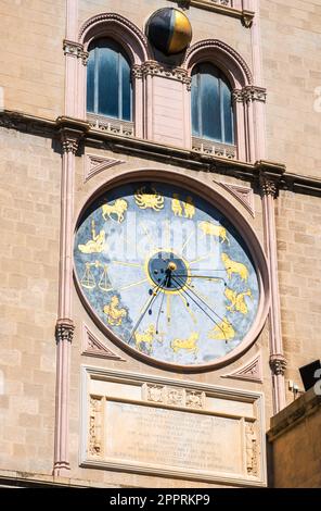 Planetarium der astrologischen Uhr auf dem Glockenturm der Kathedrale von Messina oder dem Duomo di Messina. Antiker ewiger Kalender und Uhr in Messina, Sizilien Stockfoto