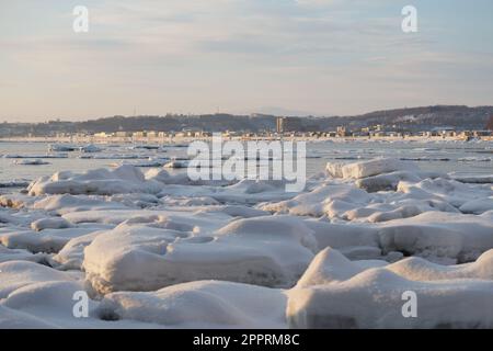 Eisschollen in der Bucht Abashiri City im Hintergrund, Hokkaido, Japan Stockfoto