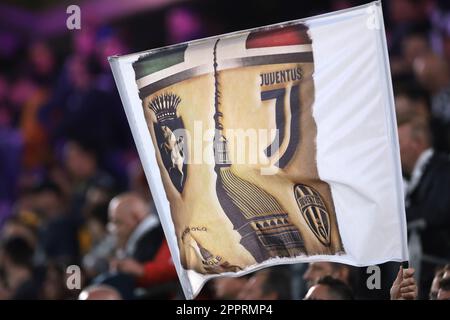 Turin, Italien, 23. April 2023. Juventus-Fans halten beim Spiel der Serie A im Allianz Stadium in Turin einen Standard. Der Bildausdruck sollte lauten: Jonathan Moscrop/Sportimage Stockfoto